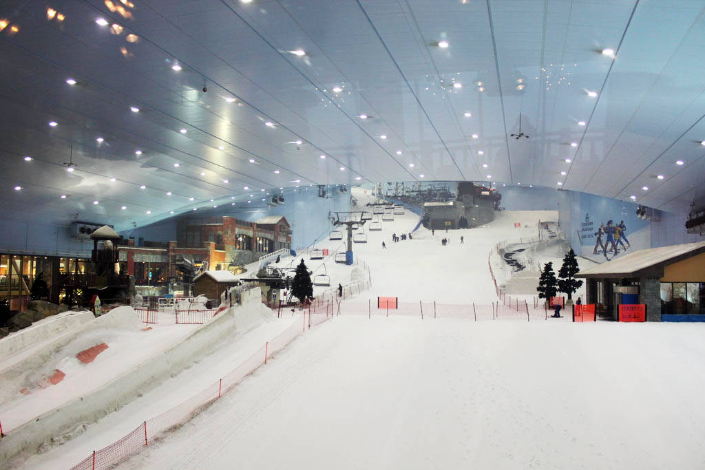Dubai nằm ngay trong sa mạc Ả Rập, Dubai tự xây riêng khu trượt tuyết để có thể trượt quanh năm. (Ảnh: Alux).